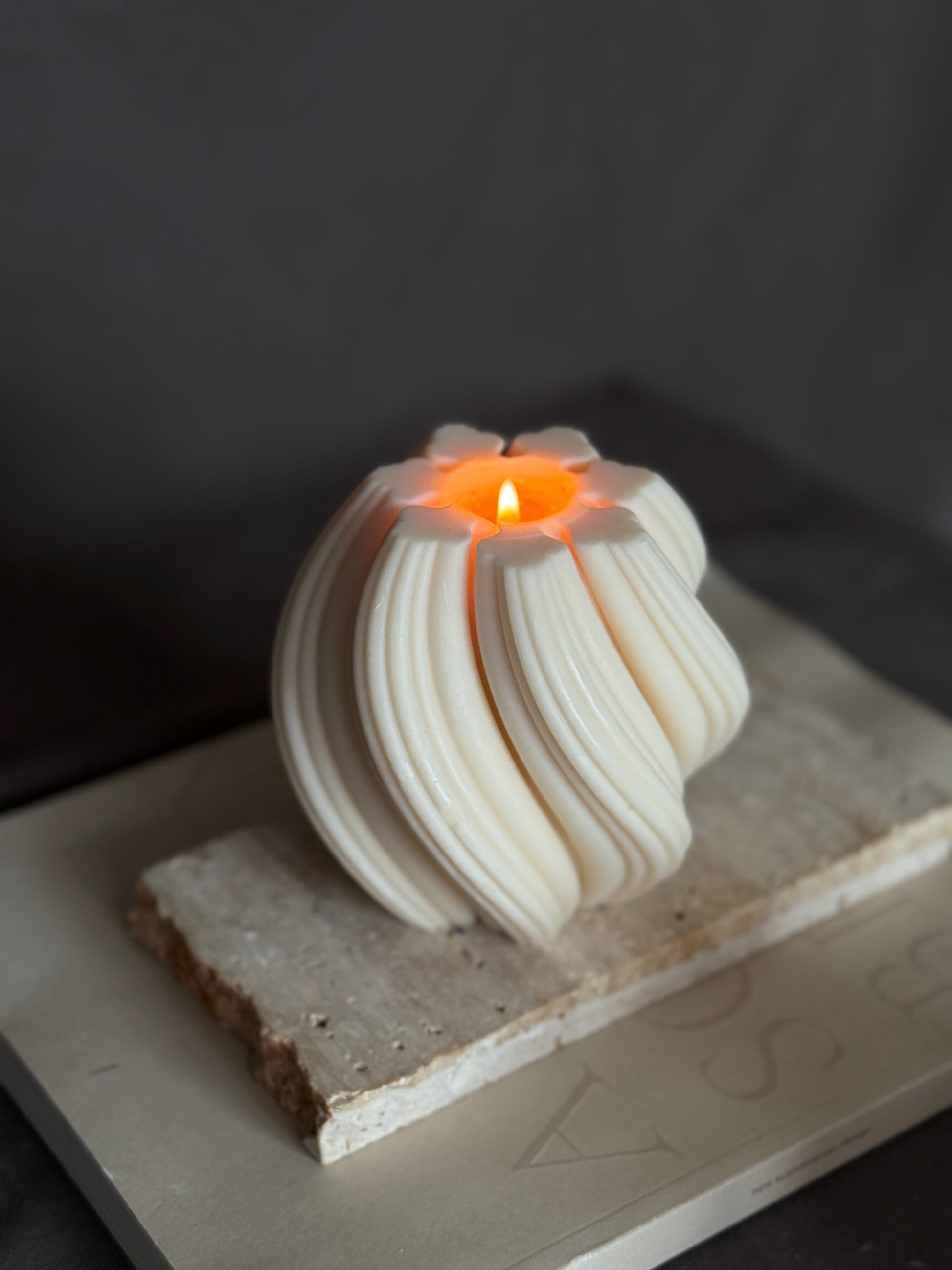 Grande Bougie végétale cire de colza, parfum de Grasse - Diana Aurabloom