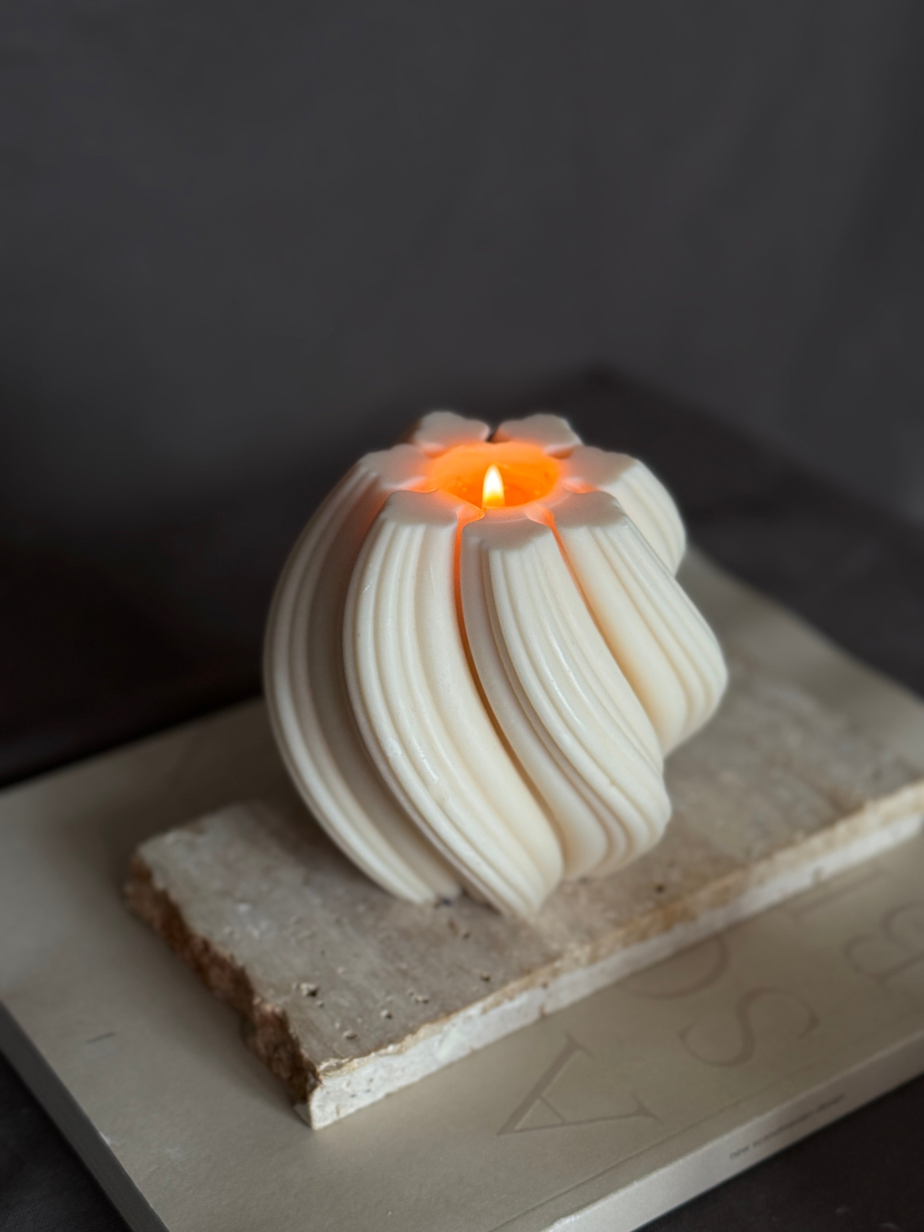 Grande Bougie végétale cire de colza, parfum de Grasse - Diana Aurabloom