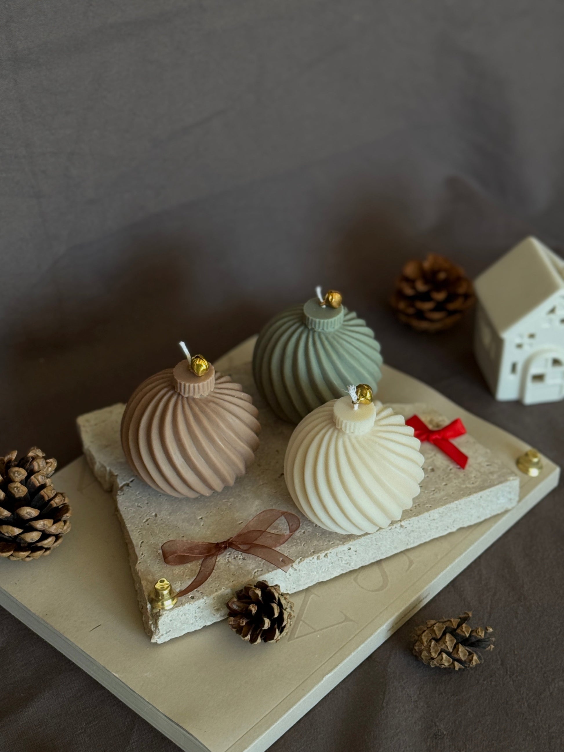 Bougie Boule de Noël - La grande striée Aurabloom