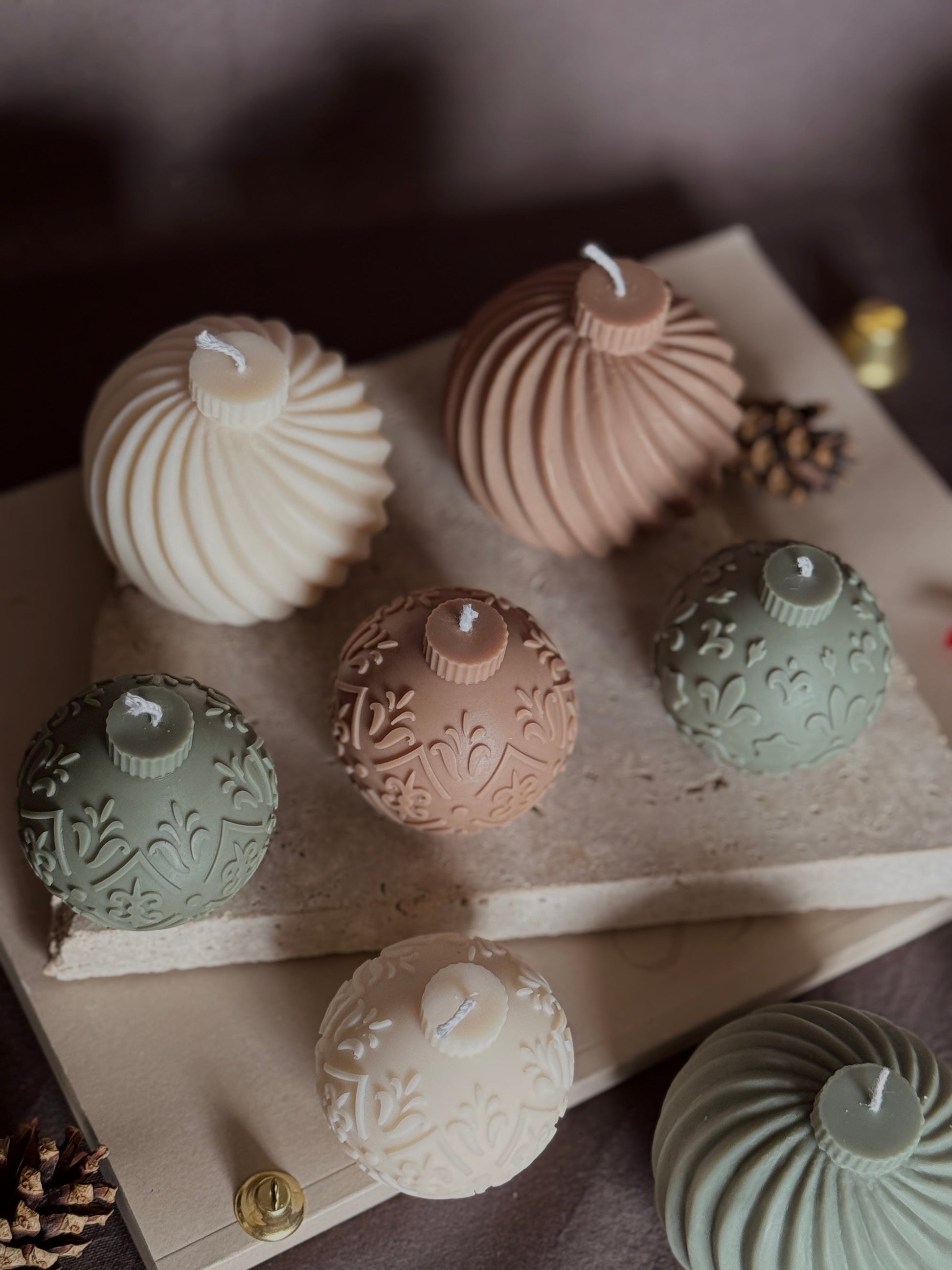 Bougie Boule de Noël - La grande striée Aurabloom